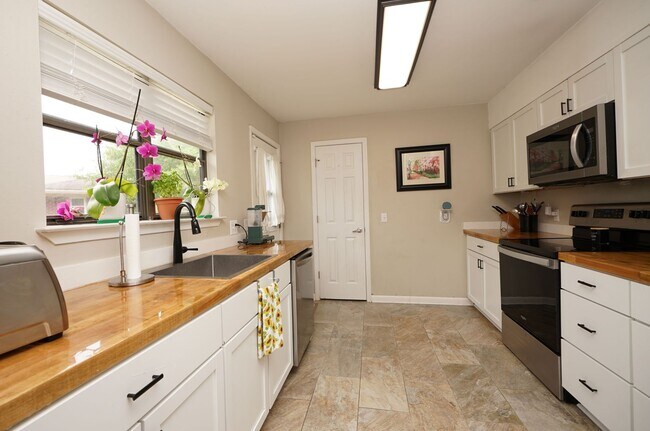 Building Photo - Updated 4 bedroom home in Bluewater Bay!