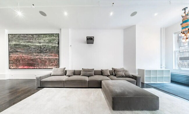 Building Photo - 20 E 17th St