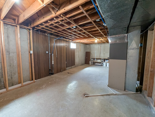 Building Photo - 1658 E 1500 N