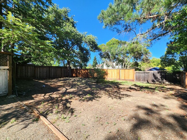 Building Photo - Charming 2 Bedroom, 2 Bathroom Home in Redwood City