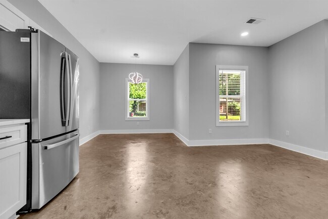 Building Photo - 2132 Lyon Ave