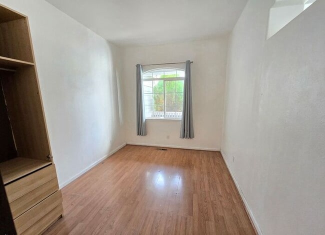 Building Photo - Stylish 4-Bedroom Home Near Red Hawk Golf ...