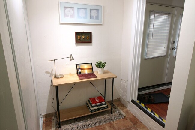 Building Photo - 2430 Alki Ave SW