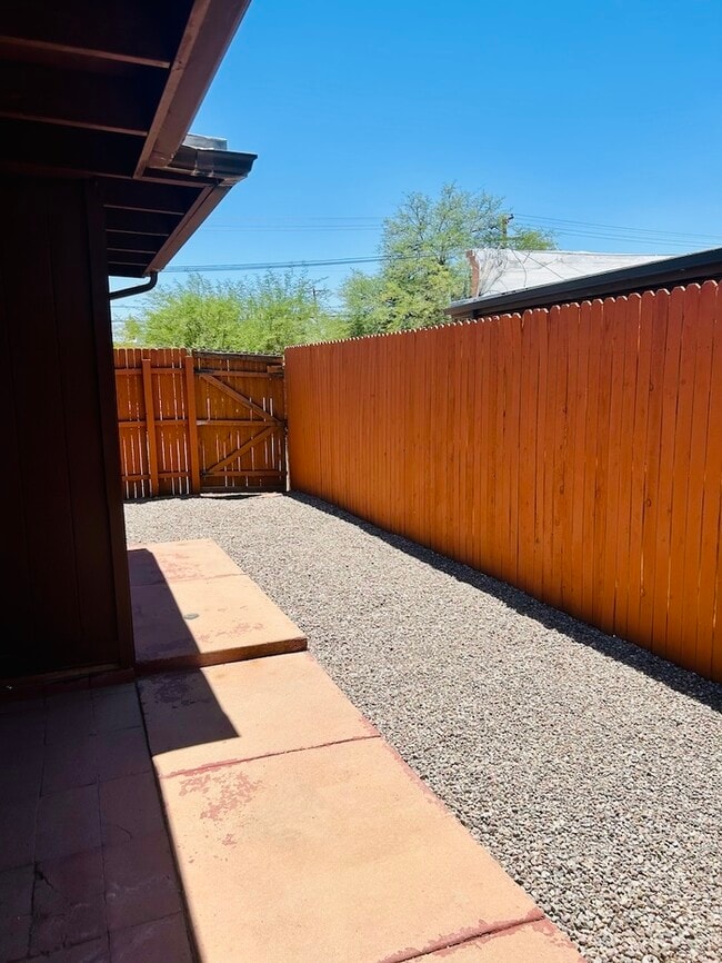 Building Photo - FOR RENT