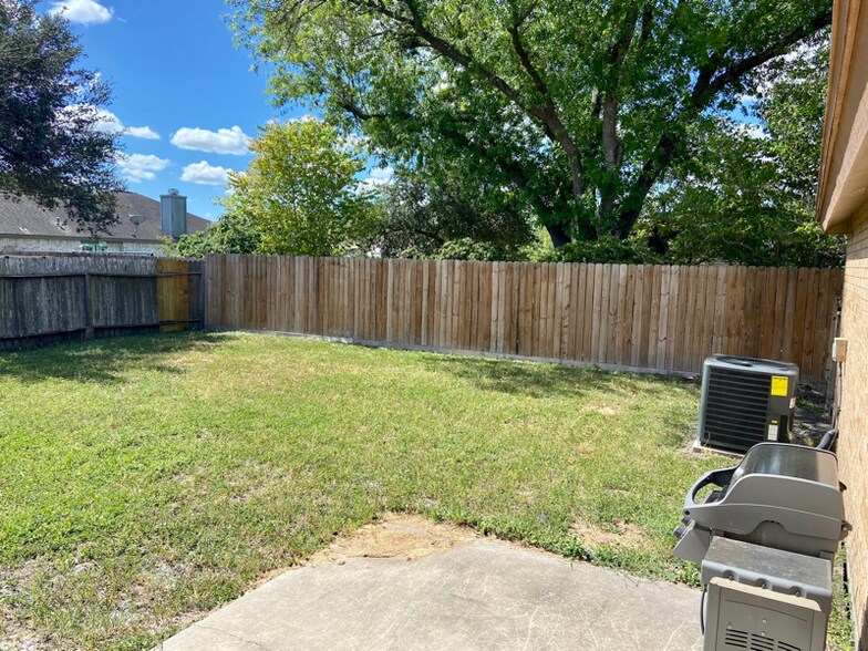 Building Photo - 1413 Windcrest St