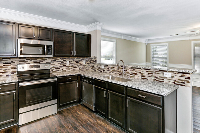 Building Photo - Large Updated 3 Bed / 2.5 Bath Home