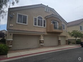 Building Photo - NEWLY REMODELED TOWN HOME IN HENDERSON AWA...