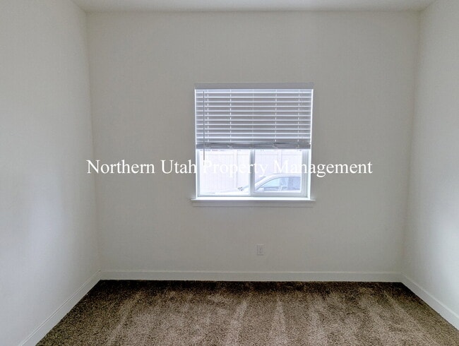 Building Photo - 4 Bed, 2 Bath, HVAC