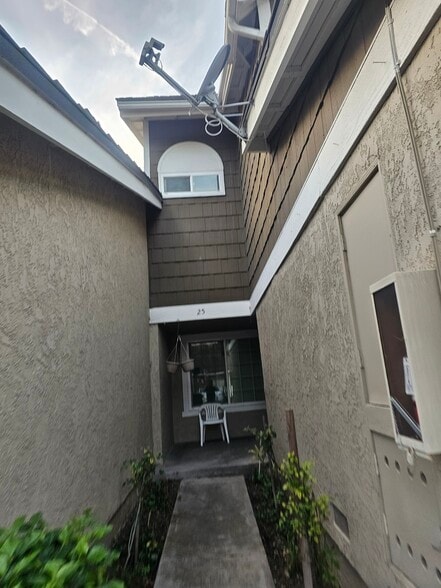 Entry way to home - 25 Weepingwood