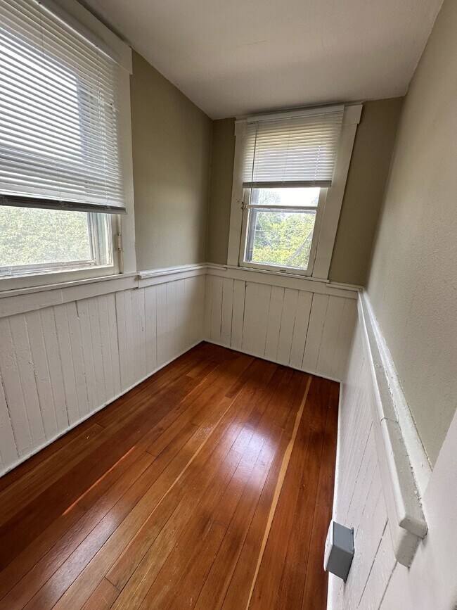 Building Photo - 3 bed 1 bath close to Water St. and UWEC! Available June 1st