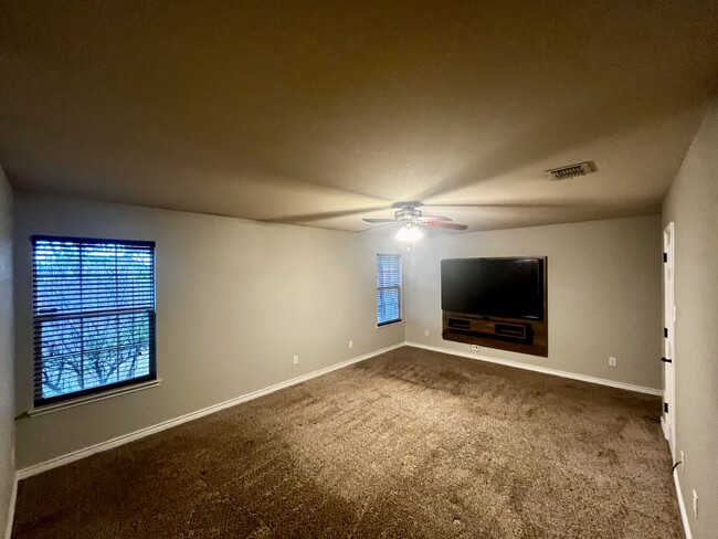 Building Photo - 1600 Knight Trail