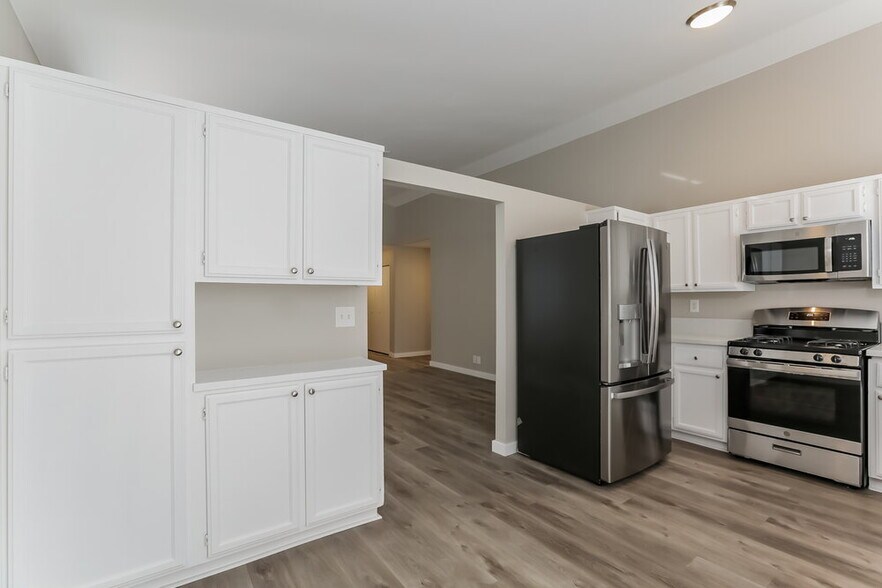 Building Photo - 8253 10 Gallon Ct