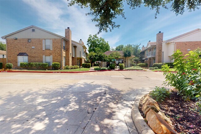 Building Photo - 10615 Briar Forest Dr