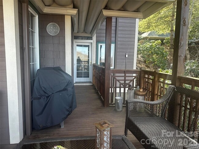 Building Photo - 300 Creekside Wy