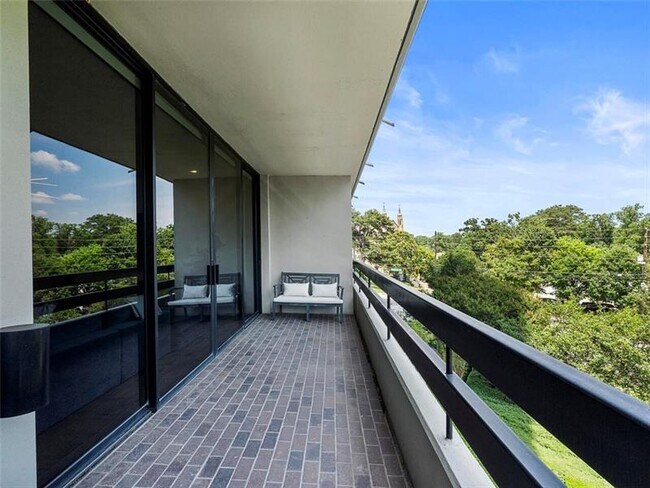 Building Photo - 2660 Peachtree Rd NW