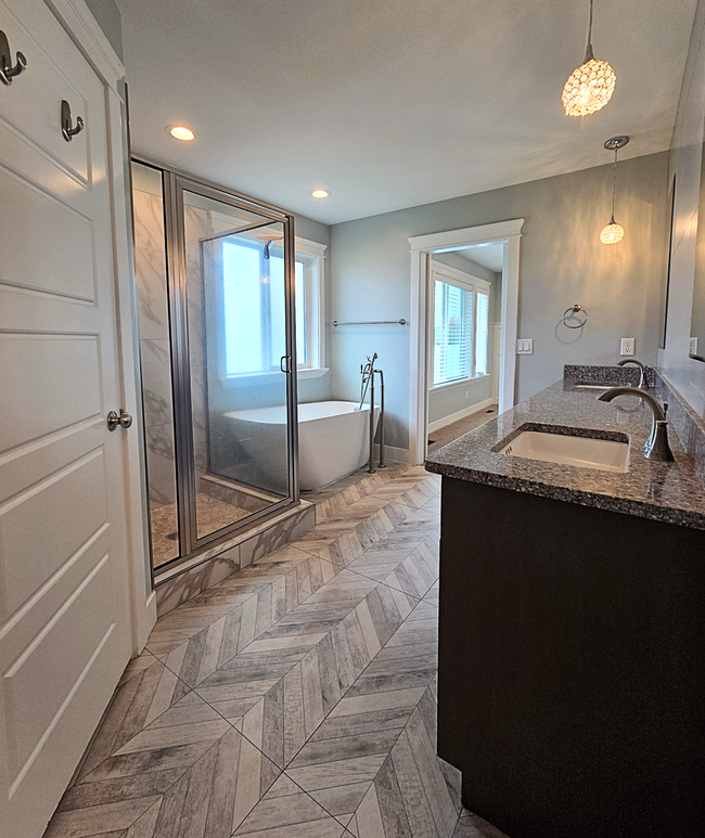 Building Photo - Gorgeous 6 Bedroom, 3 Bathroom Home in Mountain Bend in Ammon - By Real Property Management