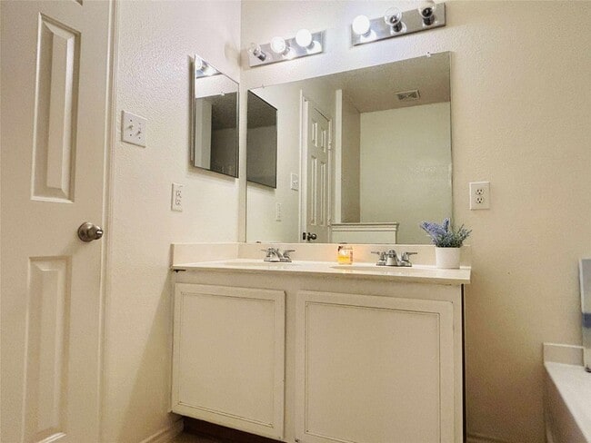 Building Photo - 16133 Windsong Ct