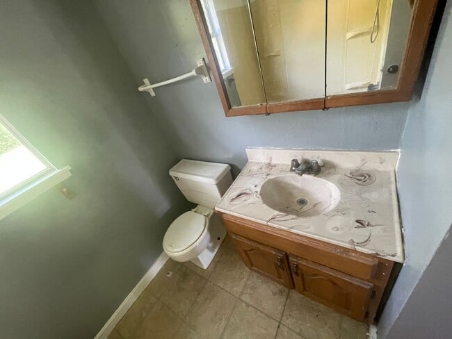 Building Photo - 3 bedroom, 1 bath