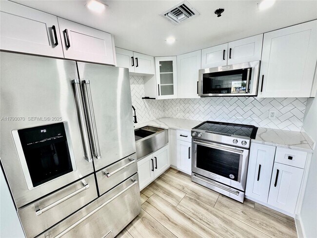 Building Photo - 2415 NW 16th St Rd