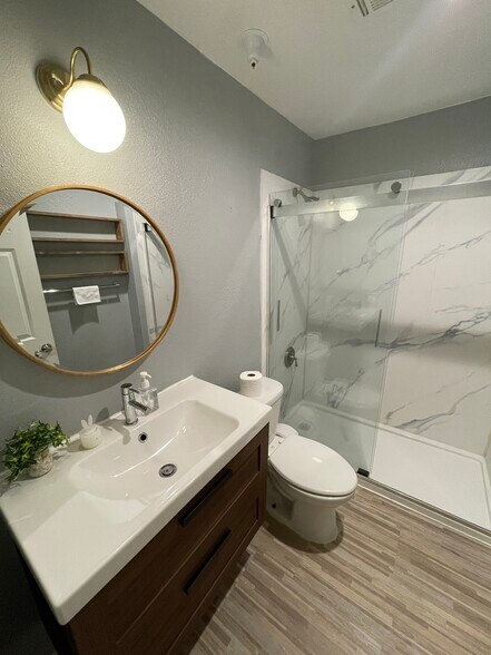 Building Photo - 4041 Oakcrest Dr