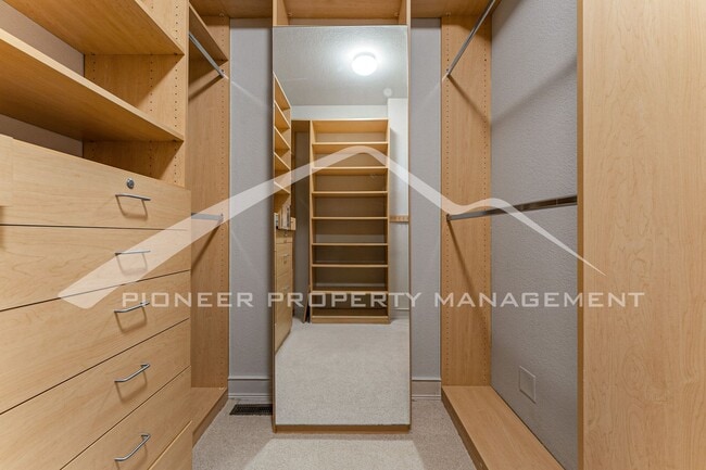 Building Photo - Gorgeous Home with Central AC and Washer/Dryer