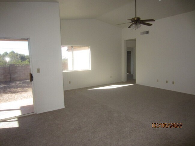Building Photo - Comfortable & Attractive 3 Bedroom 2 Bath East Side Home Convenient to Everything