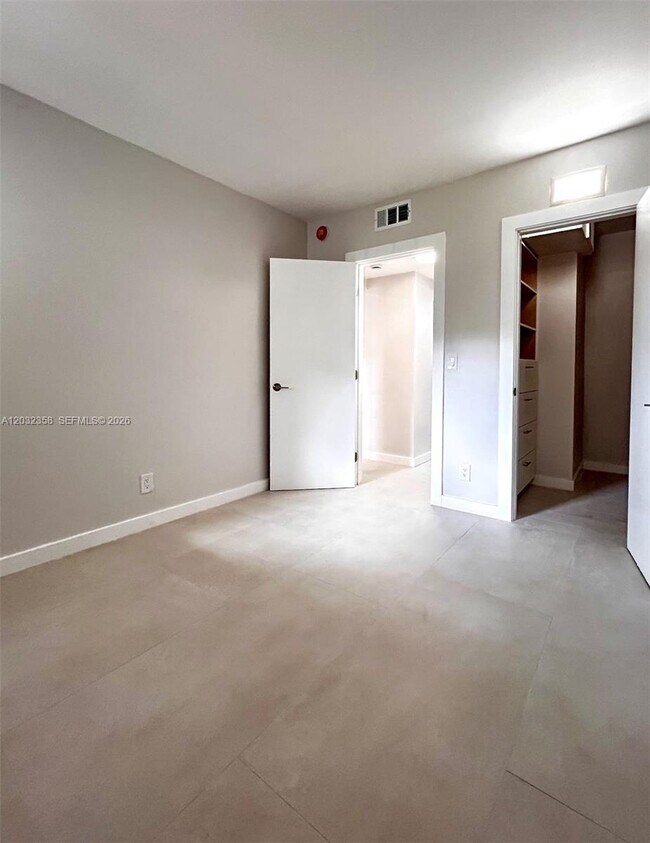 Building Photo - 1301 N 12th Ct