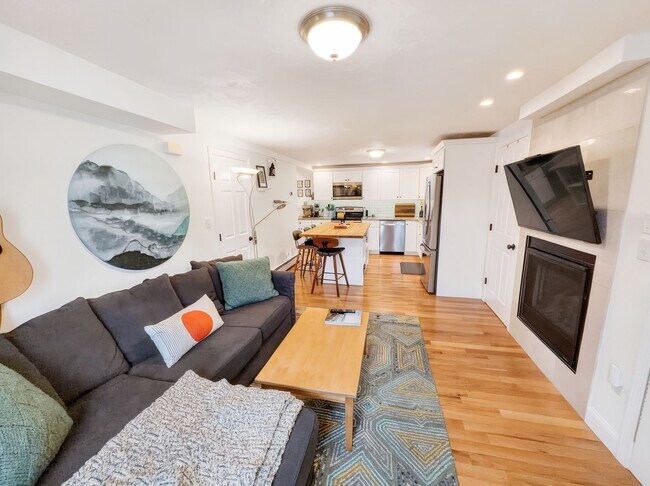 Building Photo - Beautiful Condo In Beverly MA!