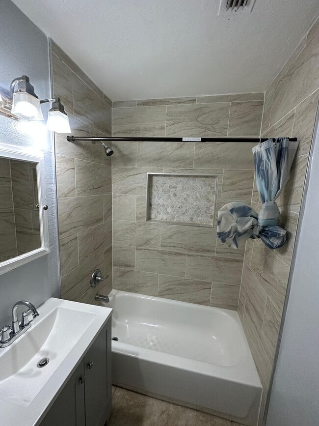 Building Photo - Fully Renovated 3/2 Available for Immediat...