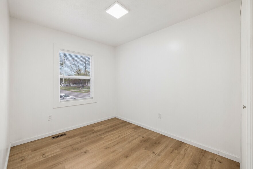 Building Photo - 2050 Willowood Dr N