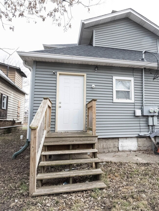 Building Photo - 642 N Parker Ave