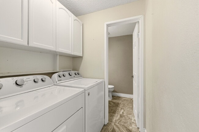 Building Photo - Charming 3 Bedroom Townhomes at Rockrimmon