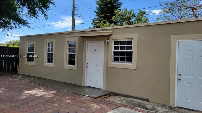 Building Photo - 306 Hawthorne Dr