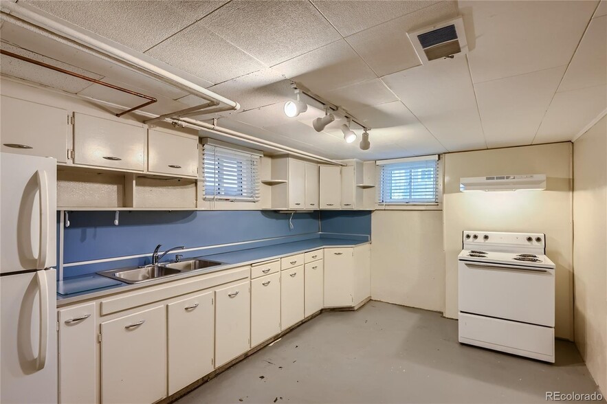 Building Photo - 1034 S Corona St