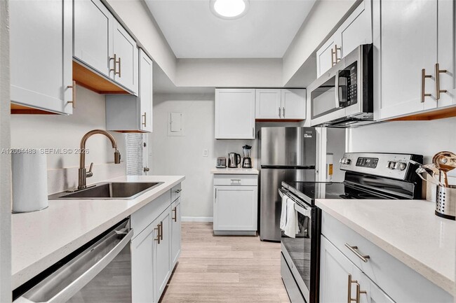 Building Photo - 10000 E Bay Harbor Dr