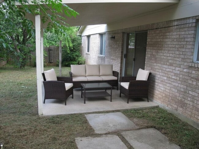 Building Photo - 902 Quartz Ct