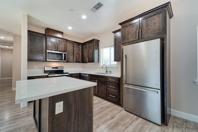 Building Photo - Like new home in Olivehurst