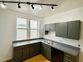 Building Photo - 1721 W Farragut Ave