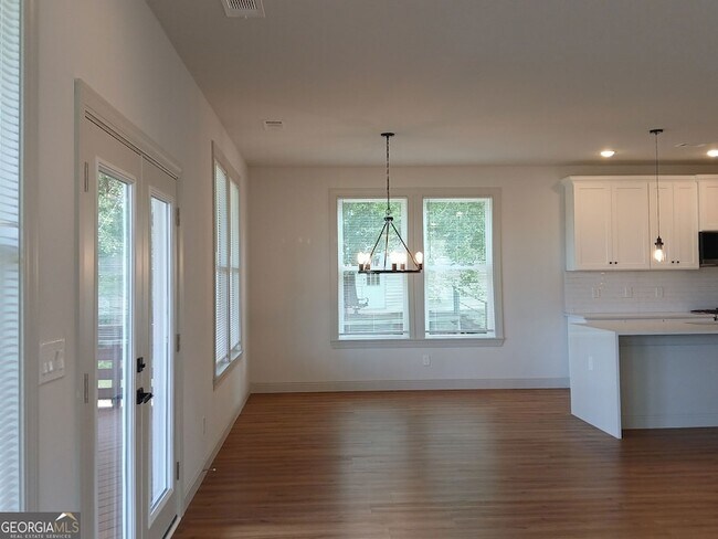 Building Photo - 245 Lakeview Dr