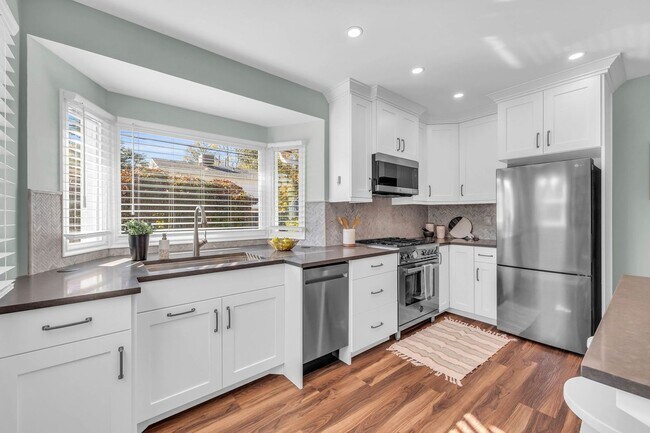 Building Photo - Stunning Single Family Home In Excellent L...