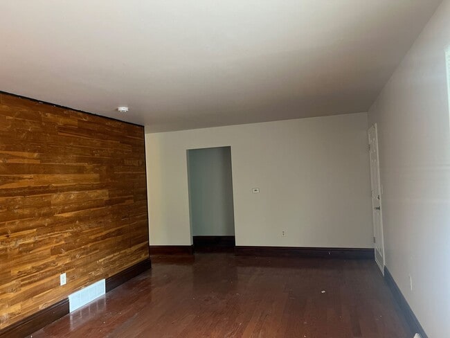 Building Photo - 2 Bed 1 Bath in Edgewater!