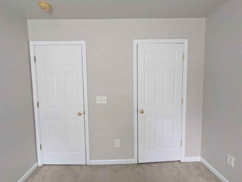 Building Photo - Room in Townhome on Derryrush Ave