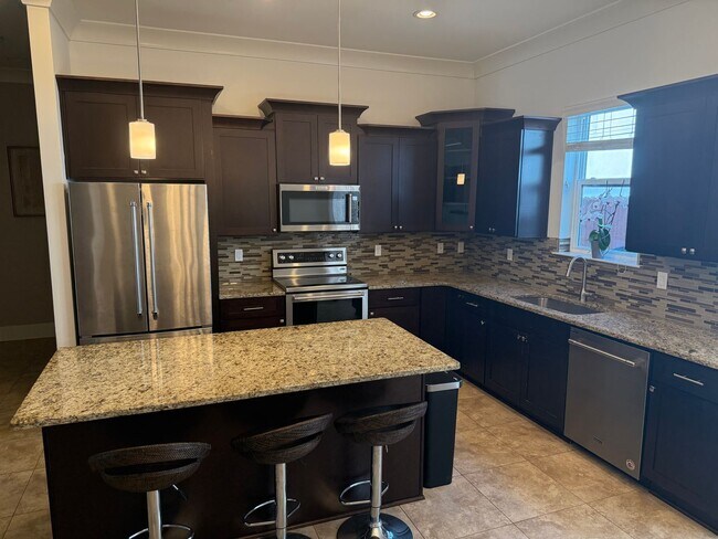 Building Photo - Updated Townhouse in Destin with Garage!