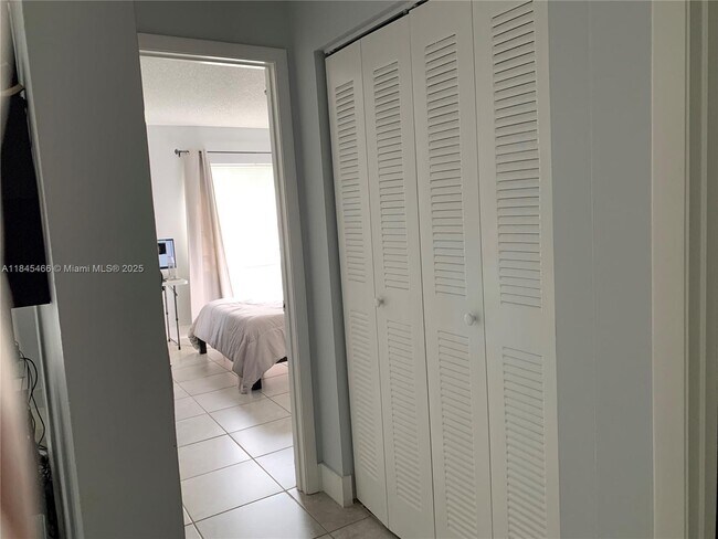 Building Photo - 9999 Summerbreeze Dr