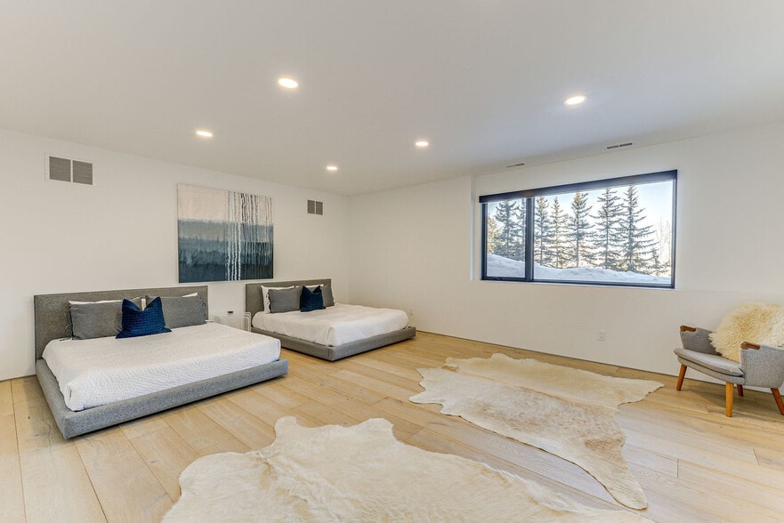 Building Photo - 875 Snow King Dr