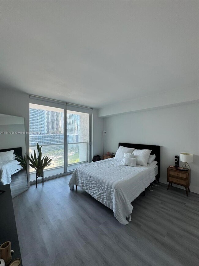 Building Photo - 500 Brickell Ave