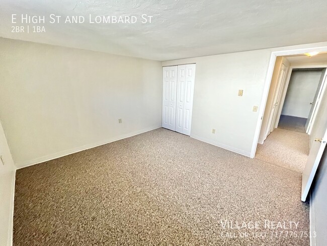 Building Photo - Huge 2-Bed apartment with washer/dryer hoo...