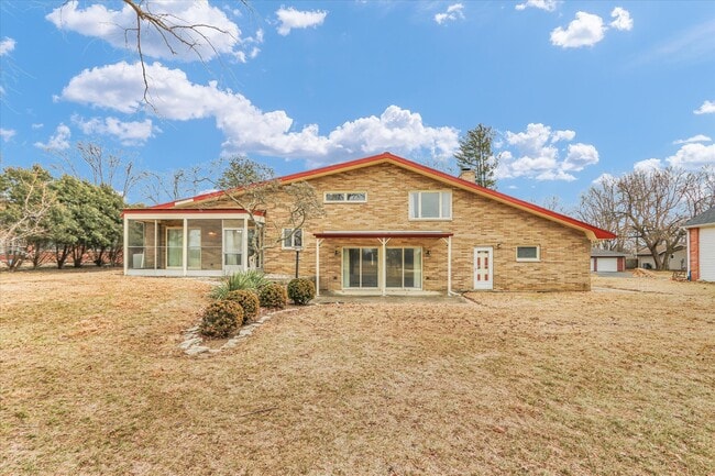 Building Photo - 1803 Golfview Dr