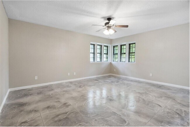 Building Photo - 570 Roanoke Dr