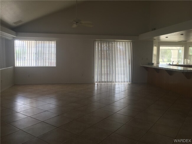 Building Photo - 2523 Country Club Dr